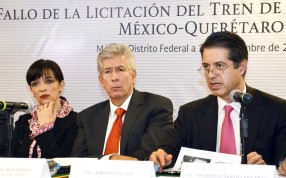 Mexico's Secretary of Communications and Transport Gerardo Ruiz Esparza (centre) attends a press conference on the country's first high-speed railway project. Photo: Xinhua