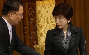 Hung Hsiu-chu (right) says all KMT members must help put the party back on track. Photo: CAN