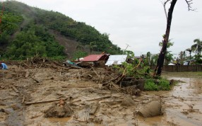 A house is buried in a mudslide brought on by heavy rains from tropical storm Jangmi, locally called Seniang, in Tanuan town, Samar province. Photo: Reuters