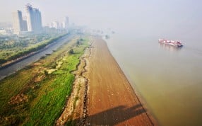 A polluted stretch of the Yangtze River in Jiangxi. Photo: Xinhua