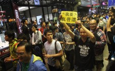 Protesters take to Mong Kok's footpaths. Photo: Edward Wong