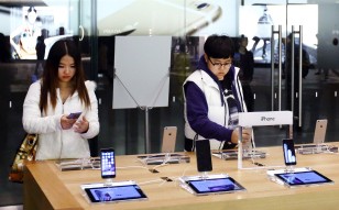 Customer try out Apple iPhone 6 smartphones at an Apple store in Beijing as the US and China reached a breakthrough deal that has pushed the world close to a deal on lifting tariffs on a wide variety of technology products. Photo: Bloomberg