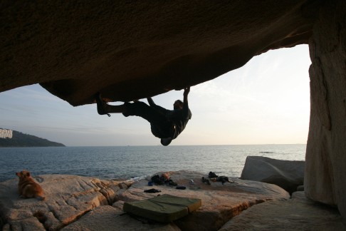 What is Solo Bouldering? Unveil the Thrill Alone!