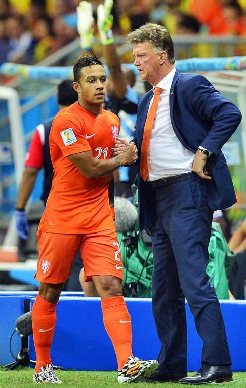 Man United misfit Memphis Depay looks down after Jose Mourinho confirms  Dutch international can leave - Irish Mirror Online