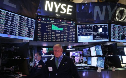 us-dow-climbs-above-17_800-for-first-time-as-stock_46873973.jpg