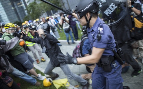Police clear pro-democracy protesters from Lung Wo Road. Photo: EPA