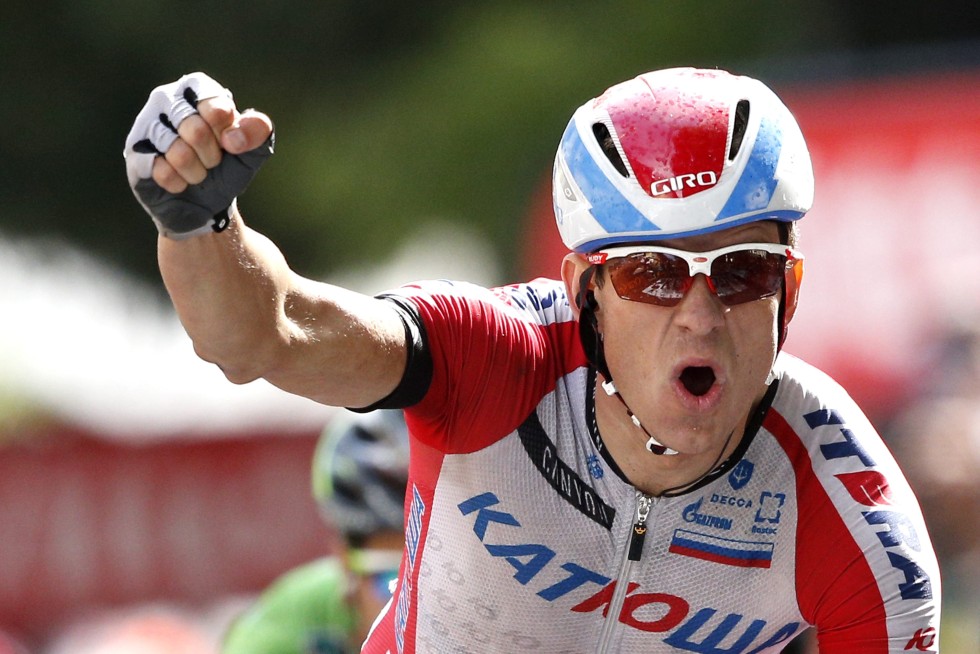 Katusha team rider Alexander Kristoff of Norway celebrates as he crosses the finish to win the 15th stage over 222km from Tallard to Nimes. Photo: EPA. 