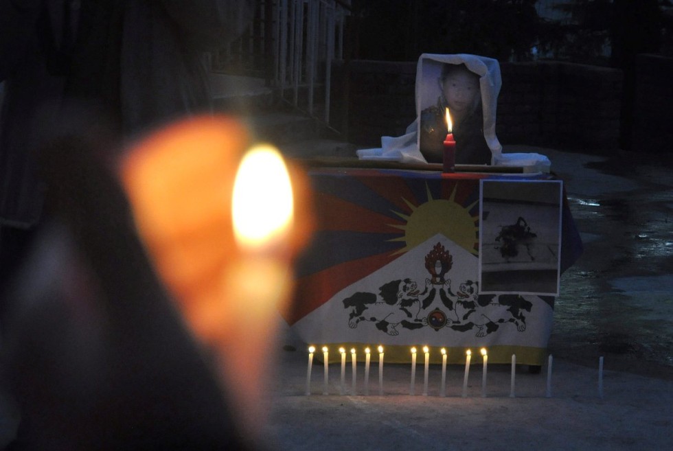 india_tibetians_candle_light_vigil_dhr02_47409791.jpg