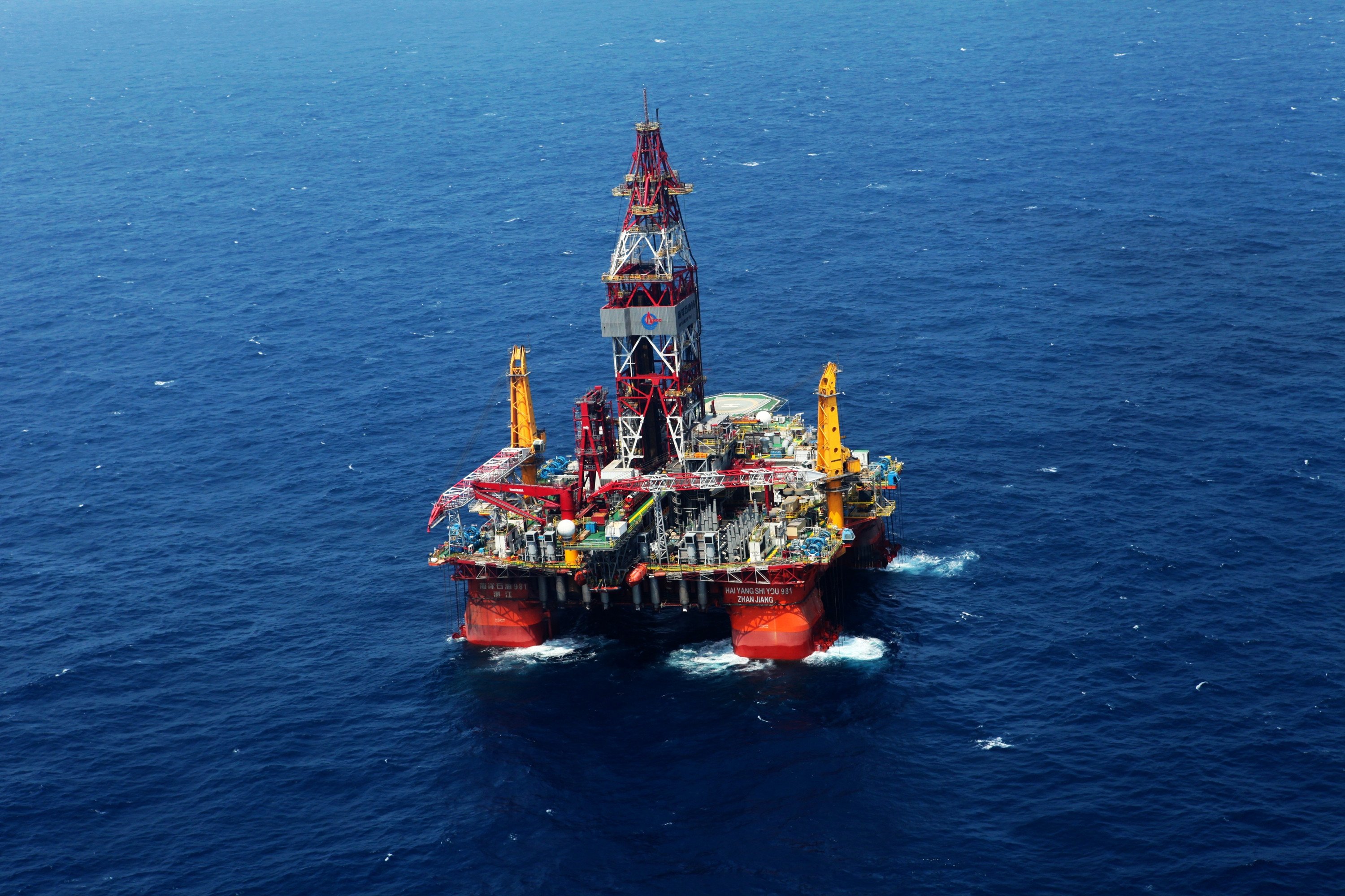 Буровая китай. Буровая платформа (drilling platform). Нефтяные платформы Вьетнам. Морские буровые платформы. Морская нефтедобывающая платформа.