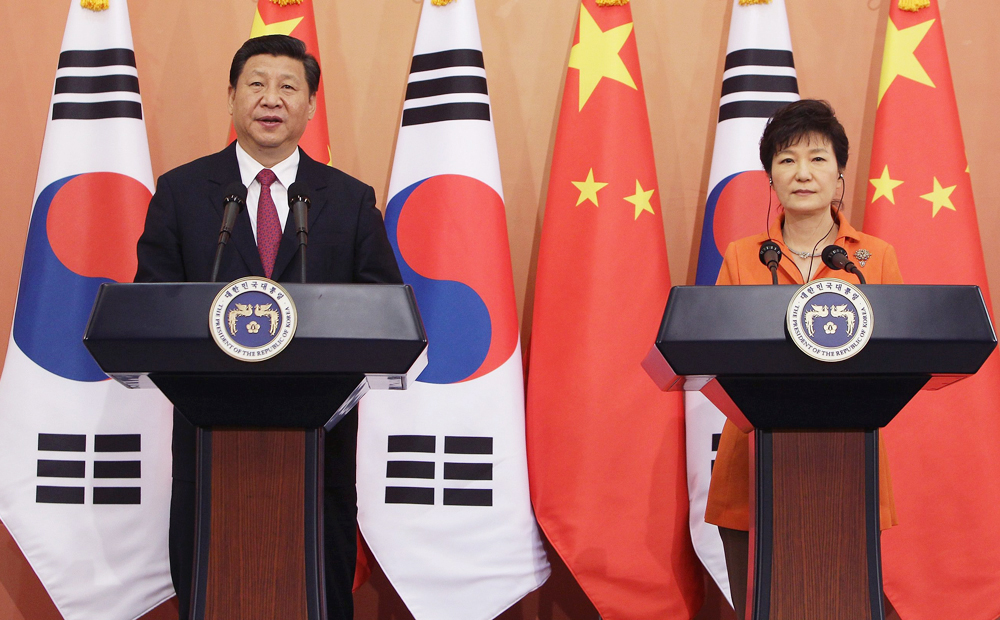 Chinese President Xi Jinping (left) and South Korean President Park Geun-Hye attend a joint press conference at the presidential Blue House in Seoul. Photo: EPA