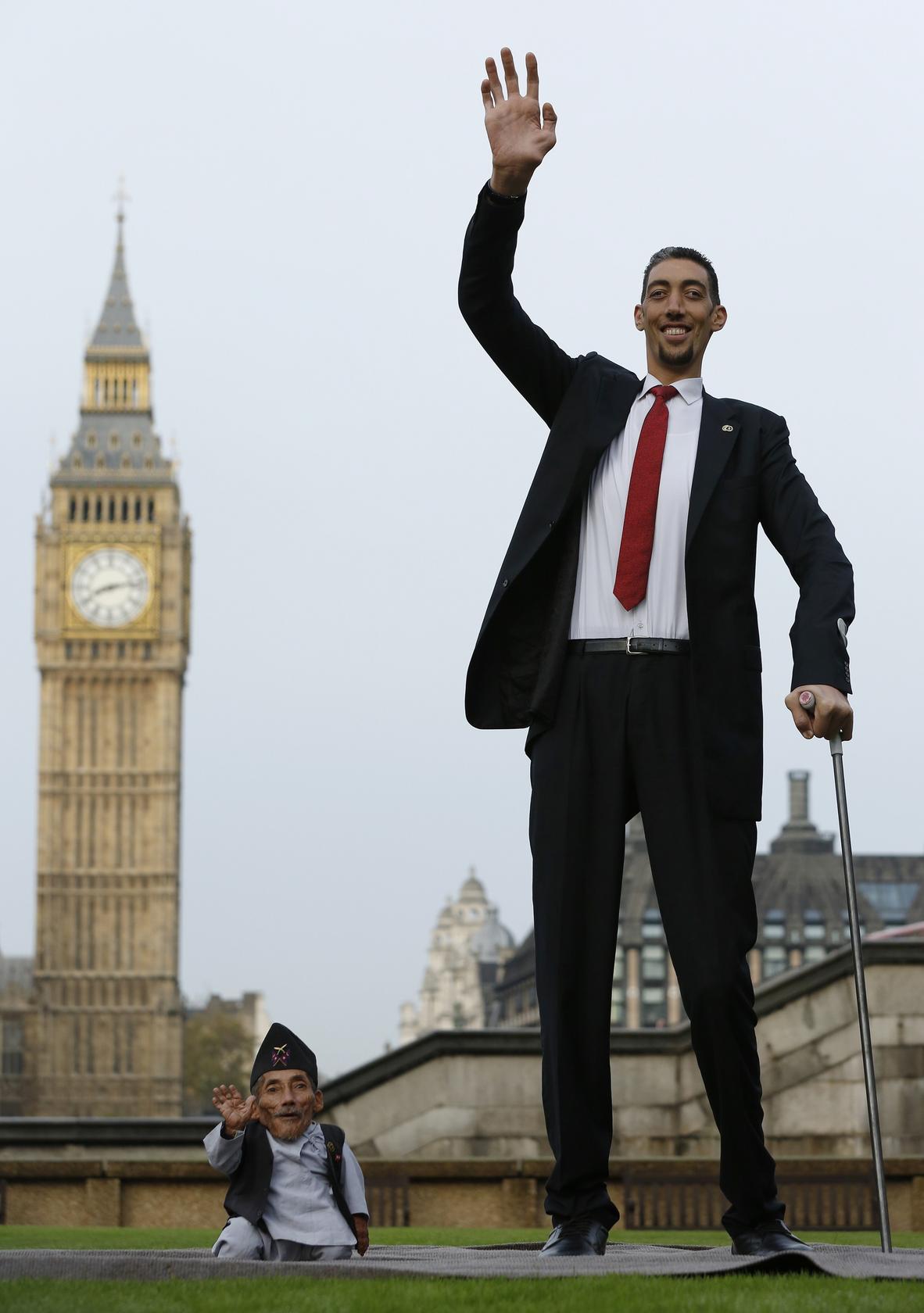 World’s Tallest Man Meets His 55cm Counterpart For World Records Day