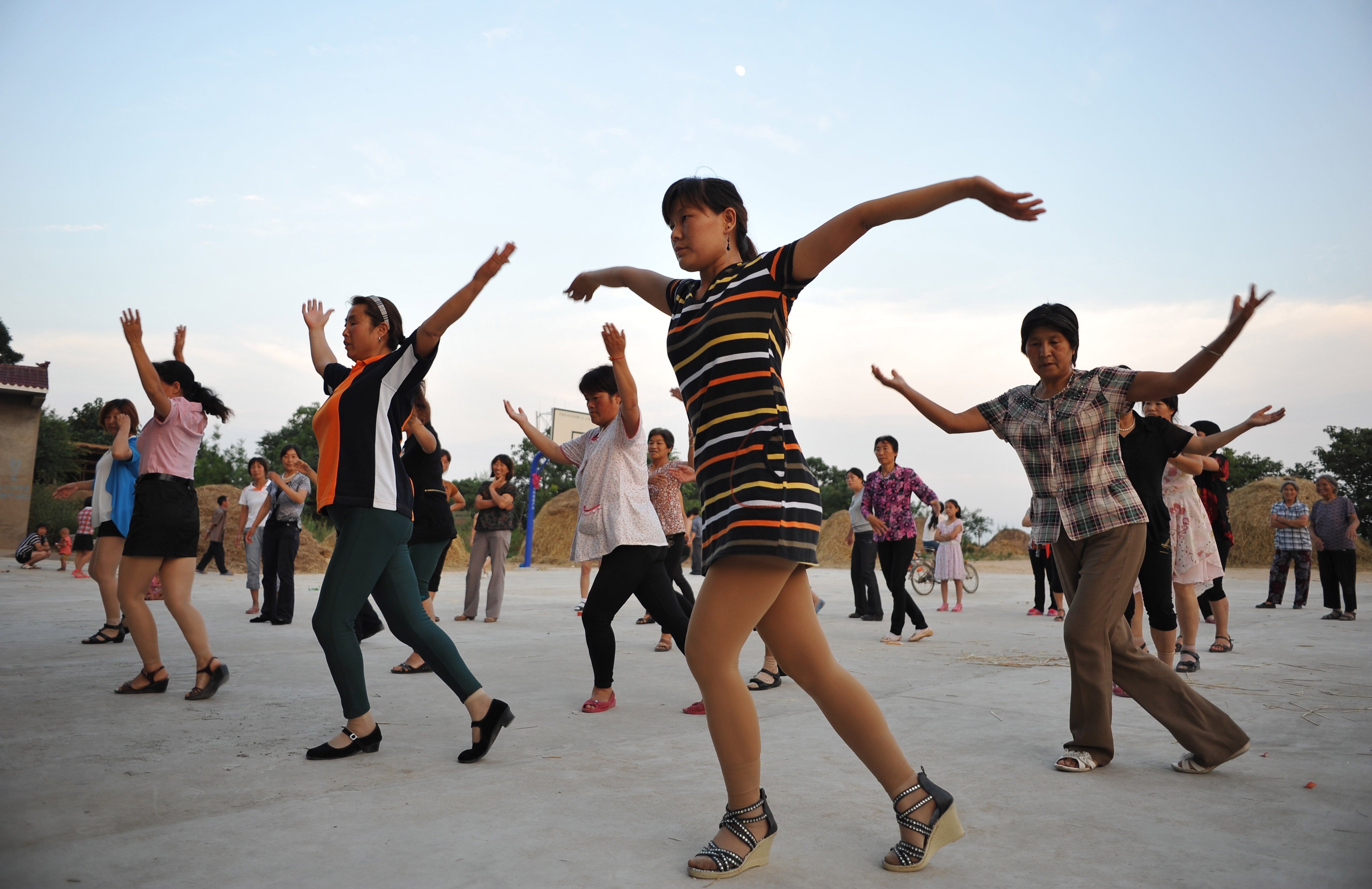 Песни танцы на улице. Китайские танцы на улице. Танцы на улице в Китае. Танцы китайцев на улицах. Китайцы танцуют на улице.