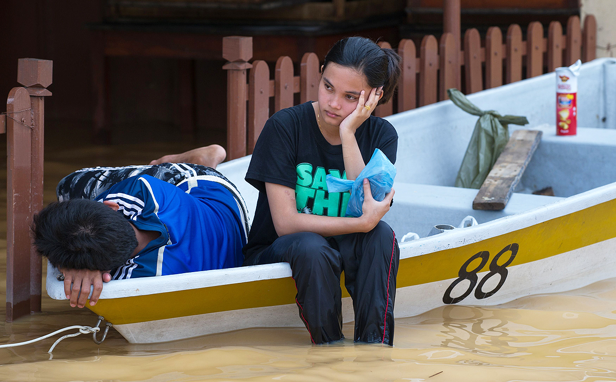 Rescuers struggle to reach 160,000 flood victims in ...