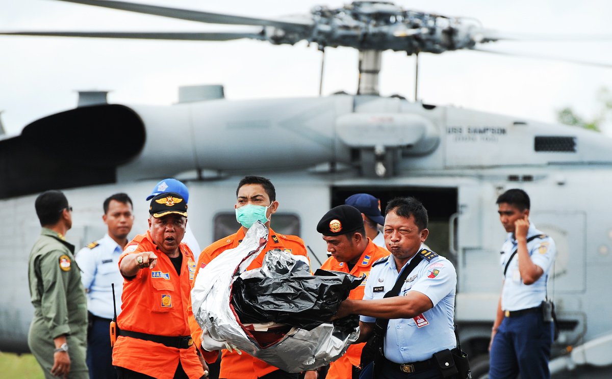 airasia-rescue-bodies.jpg