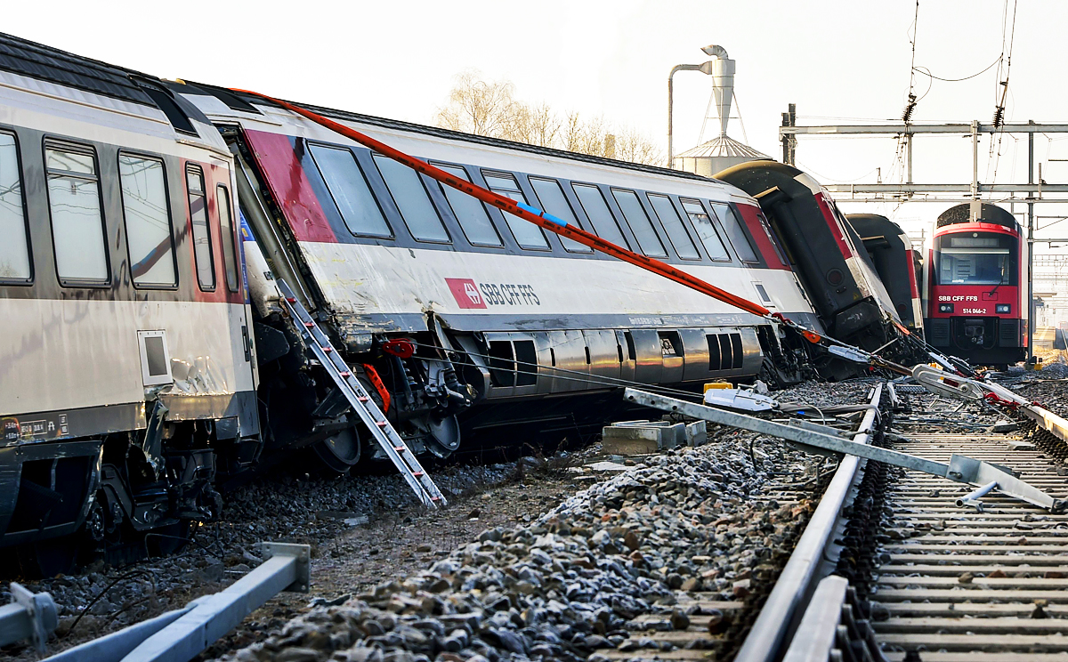 switz-commuters-derail.jpg