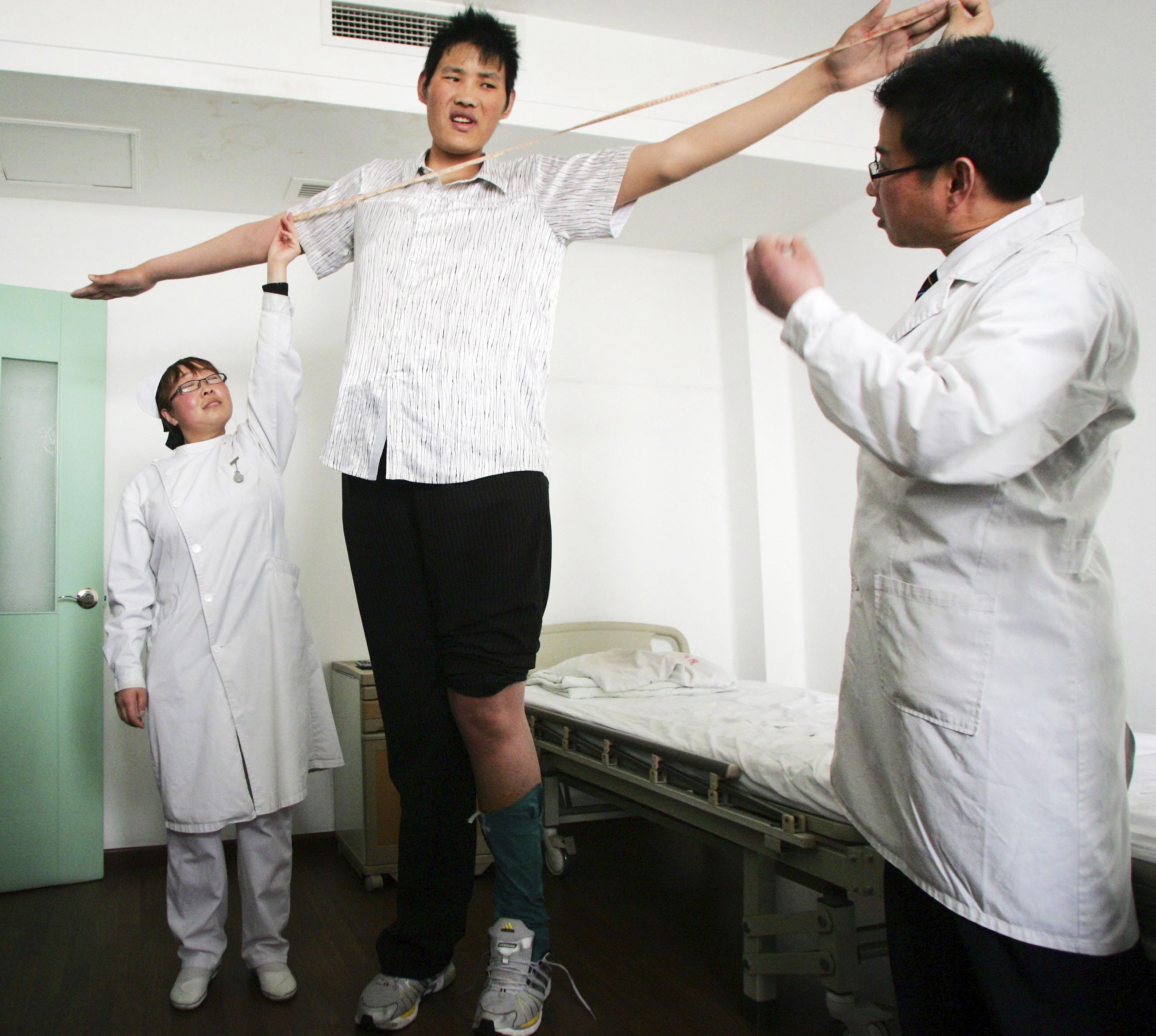 Самый тяжелый человеческий. Чжао Лян самый высокий человек в мире. Самый высокий человек китаец.