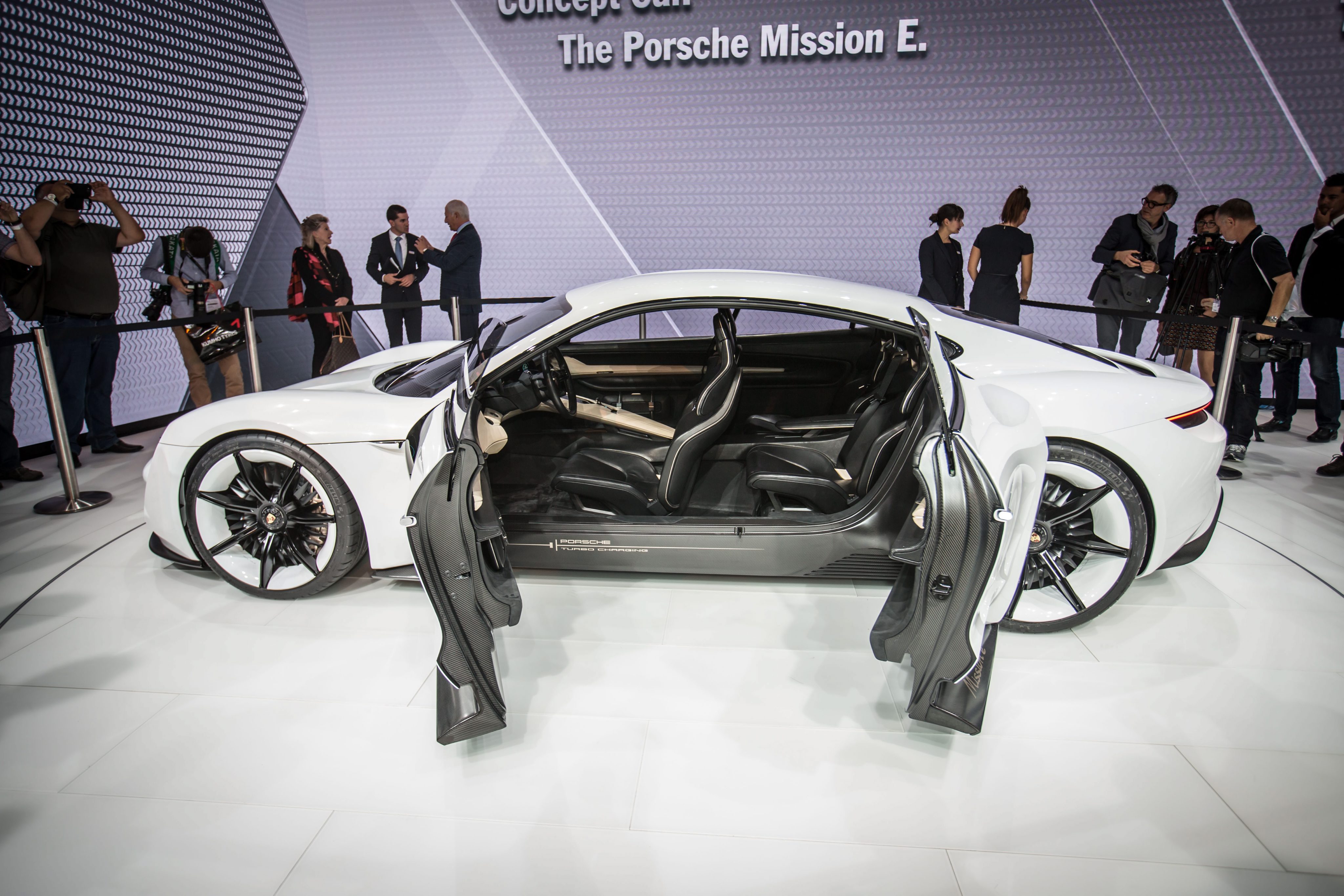 Conheça “Porsche Mission E” o conceito elétrico que quer revolucionar a indústria automobilística