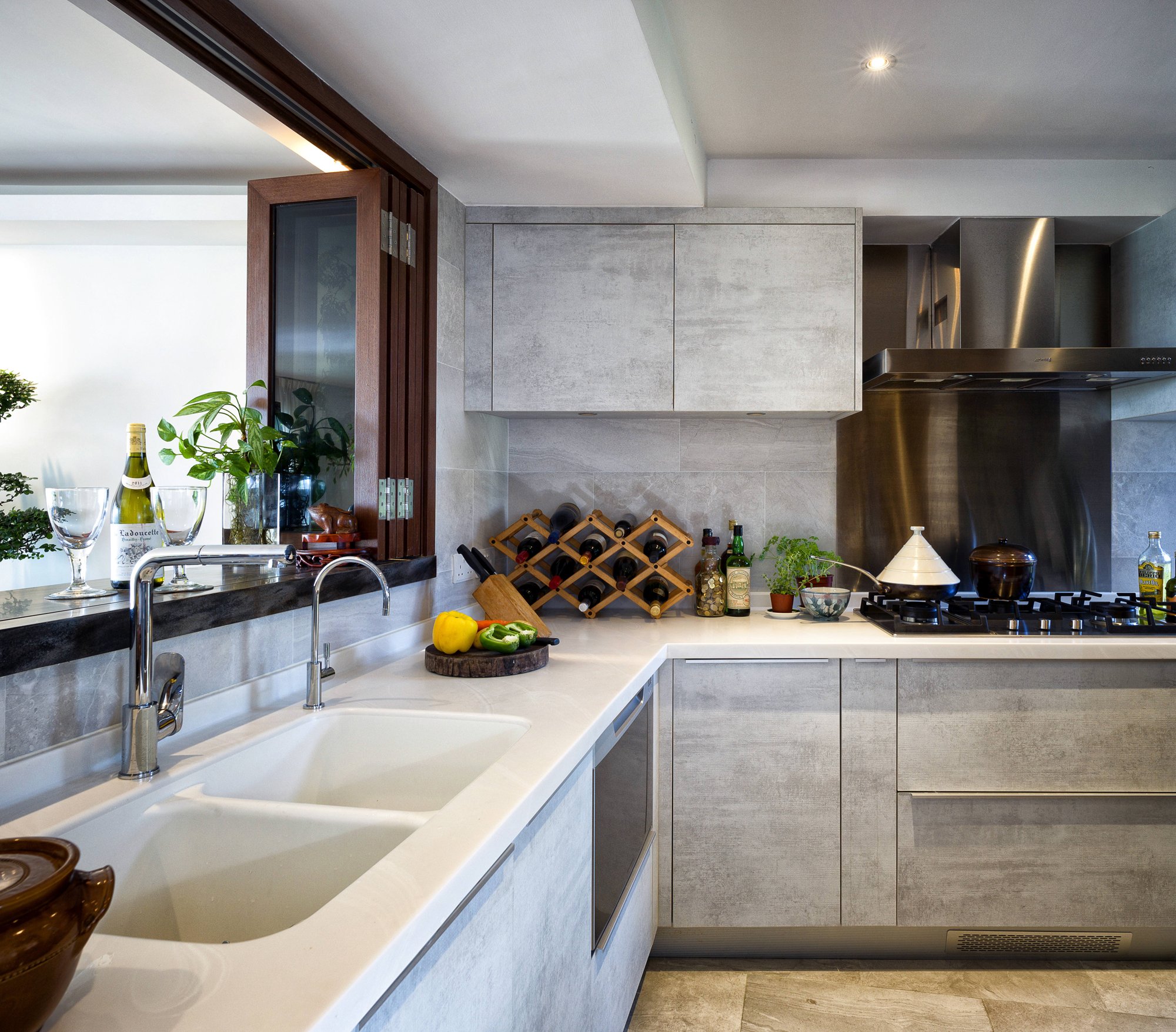 Hong Kong empty nesters create a minimalist space for two Hong Kong empty nesters create a minimalist space for two