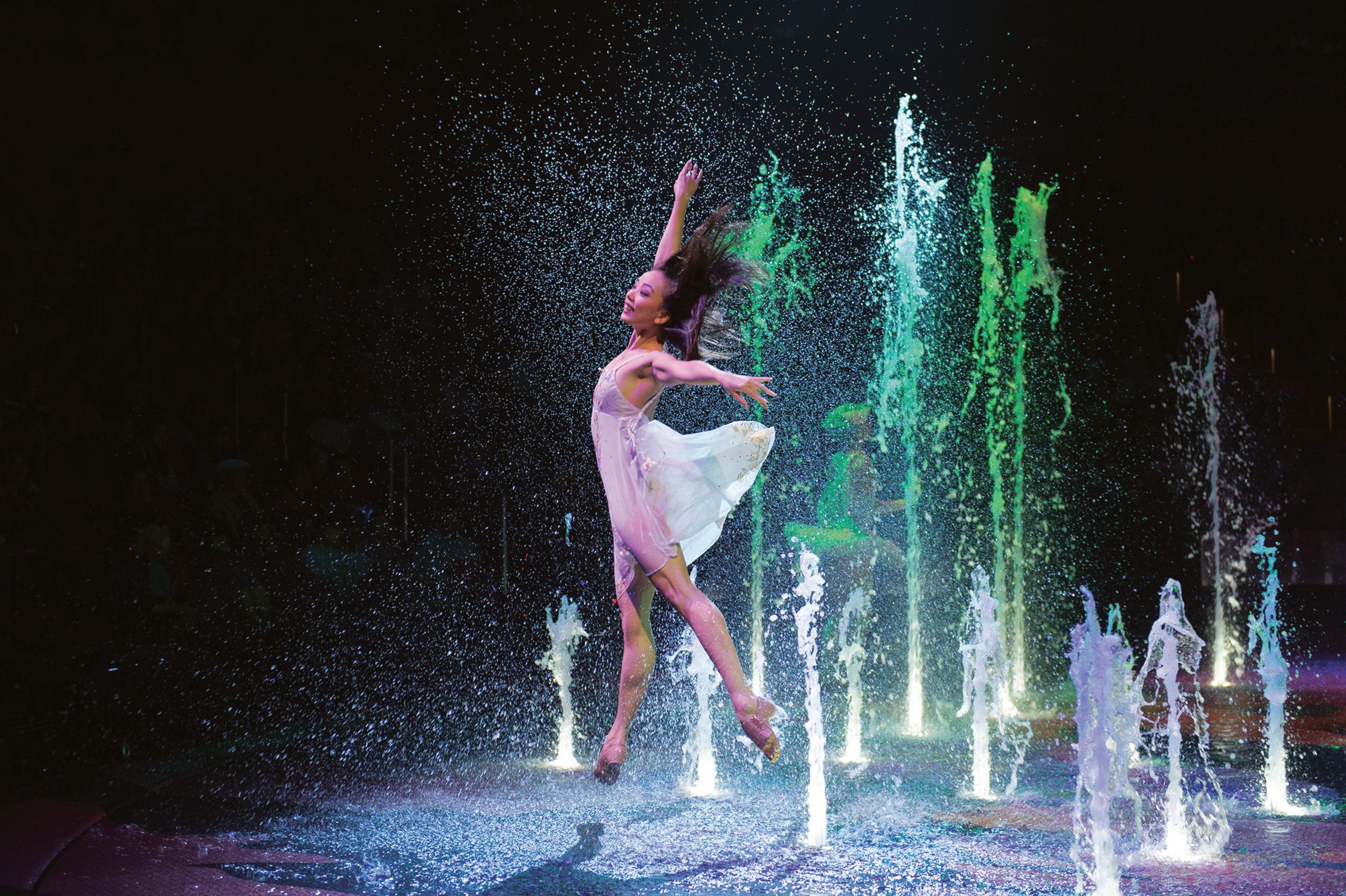 Танец воды музыка. Танец с водой. Девушка танцует в воде. Водные фонтаны на сцене. Водное шоу.