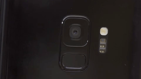 The S9 and S9+ both have adjustable apertures (via GIPHY)