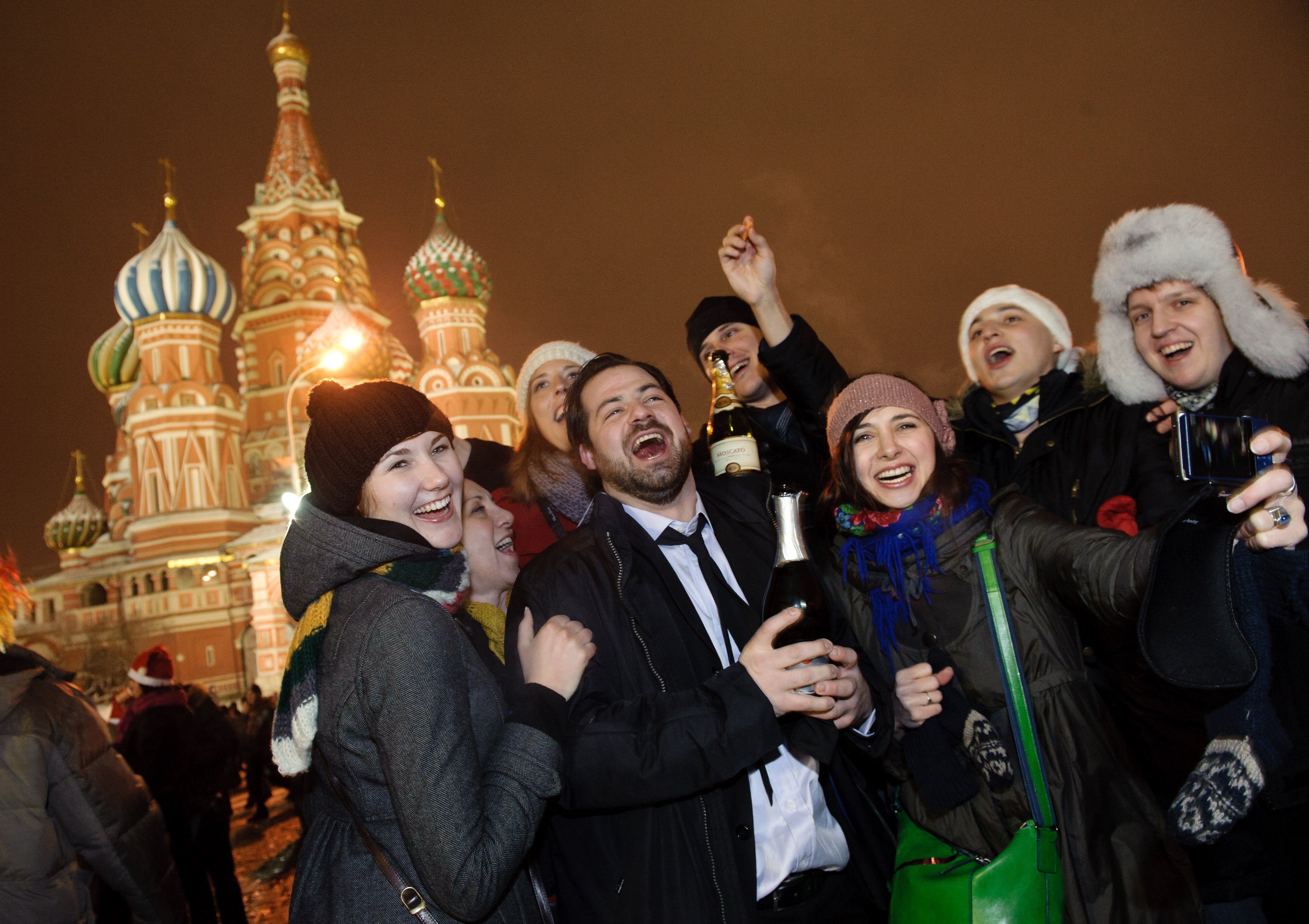 Новый год 2013 россии. Люди на красной площади в новый год. Россияне на красной площади. Москва люди. Русский новый год люди.