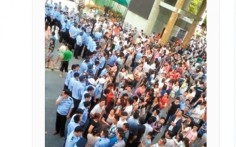 Students and parents block teachers from leaving the Hubei school after the exam. Photo: Screenshot via Weibo