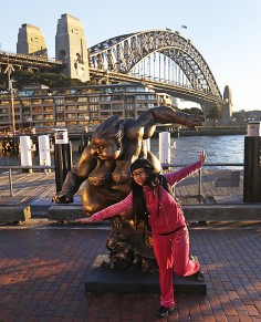 A Chinese tourist poses for a picture next to "Sky Wheel", a sculpture by Chinese artist Xu Hongfei, in central Sydney. Photo: Reuters