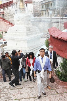 Gary Locke visits Ganden Monastery in Lhasa. Photo: AFP