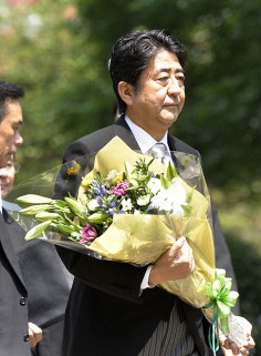 Shinzo Abe offers a bouquet of flowers at Chidorigafuchi cemetery . Photo: AP 