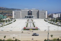 The Zhangjiachuan county government building. Screenshot via Sina Weibo