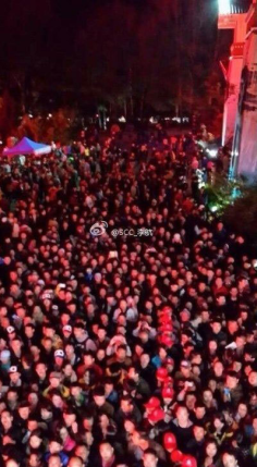 Thousands of tourists amass outside the ticket office and demand a refund from the park. Photo: Weibo screenshot