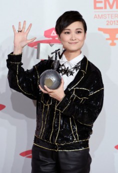 Lee waves to the press after winning the Best Worldwide Act award at the 2013 MTV Europe Music Awards, photo: Getty Images