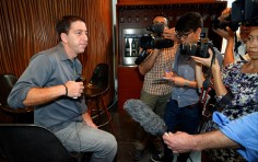 After he broke the story on NSA spying, Glenn Greenwald (left) is surrounded by the Hong Kong press at the hotel where Snowden was staying. Photo: Felix Wong