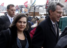US Ambassador Geoffrey Pyatt (right) and Victoria Nuland visit Independence Square in 2013. Photo: Reuters