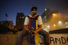 venezuela-protest_car11.jpg