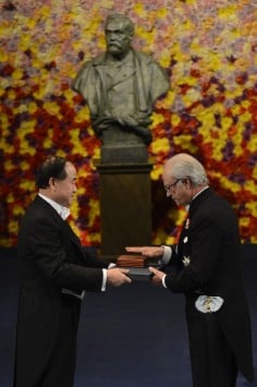 Mo Yan receives the 2012 Nobel Prize for literature from Sweden's King Carl XVI Gustaf at a formal ceremony.Photo: AFP