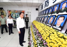 Premier Li Keqiang pays his respects to the blast victims. Photo: Xinhua