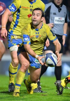 Scrum-half Morgan Parra passes the ball during Clermont’s 28-10 victory Bordeaux-Bègles.