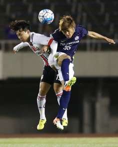 Japan’s Sanfrecce Hiroshima defender Naoki Otani (left) vies for the ball with South Korea’s FC Seoul forward Shim Jeh-yeok during their AFC champions league group F match in Hiroshima. Photo: AFP