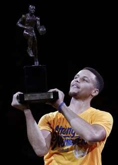 Stephen Curry accepts the Most Valuable Player award before the start of the NBA western conference semi-final game five. Photo: EPA