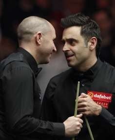 O’Sullivan is congratulated by Perry after sealing his seventh Masters title. Photo: Xinhua