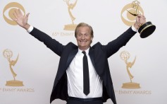 Jeff Daniels poses with his Emmy. Photo: EPA