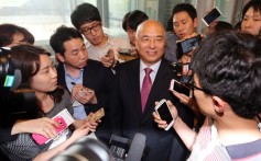 Newly-nominated South Korean prime minister Moon Chang-keuk  is surrounded by reporters after holding a news conference in Seoul on Tuesday. Photo: EPA