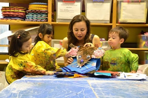Joanna Hotung working with children at Kids' Gallery.