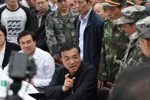 Chinese premier Li Keqiang, centre, speaks with local officials and rescuers after he arrived in the quake zone.  Photo: SCMP/Simon Song