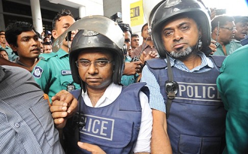 Bangladeshi garment factory owners Aminul Islam (left) and Masudur Rahaman (right), clad in police-issue body armour and helmets, are escorted to the High Court in Dhaka on Tuesday. Photo: AFP