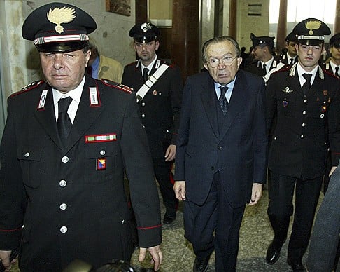 Former Italian Prime Minister Giulio Andreotti, accompanied by carabinieri, arrives for the start of his appeals trial in Palermo in 2002. Photo: Reuters