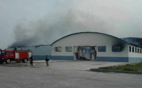 A photo of fire at the poultry farm was shared on Sina Weibo on Monday. Photo: Screenshot via Weibo