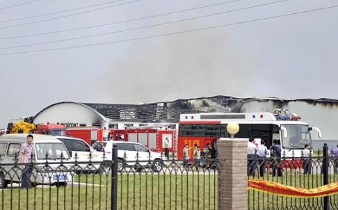 Emergency workers arrive at the scene of the fire on Monday. Photo: Xinhua