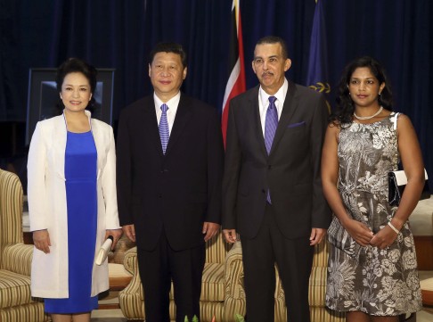 Chinese President Xi Jinping and his wife Peng Liyuan pose with President of Trinidad and Tobago Anthony Carmona. Photo: Xinhua
